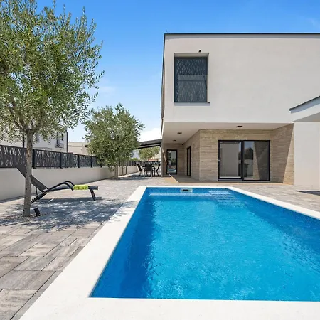 Amazing In With Outdoor Swimming Pool Holiday home *