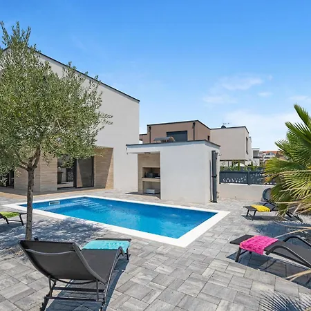 Amazing In With Outdoor Swimming Pool Holiday home