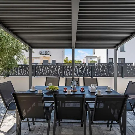 Amazing In With Outdoor Swimming Pool