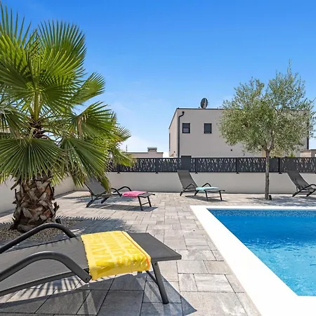 Amazing In With Outdoor Swimming Pool Holiday home *